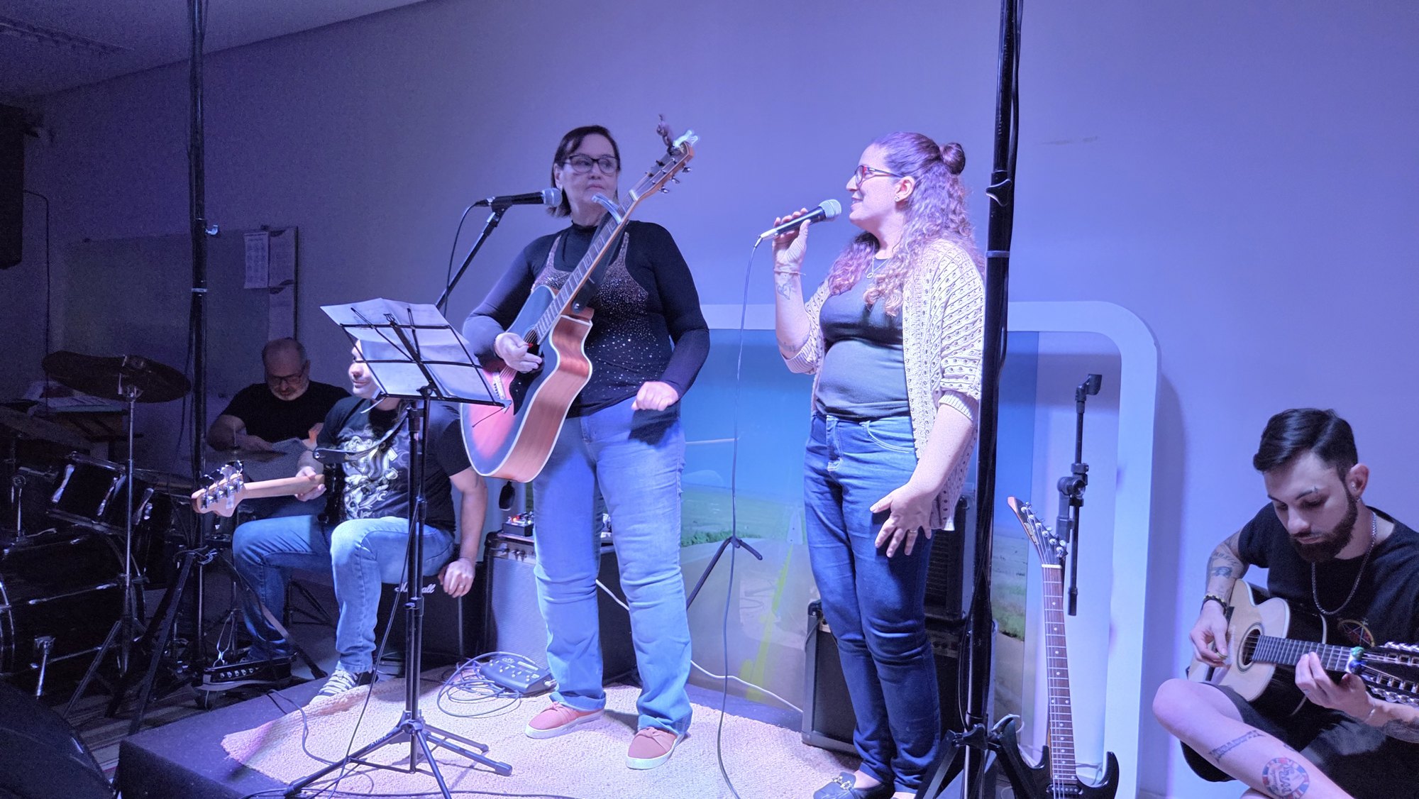 Banda de alunos da Ampli tocando no 1º Festival de Inverno