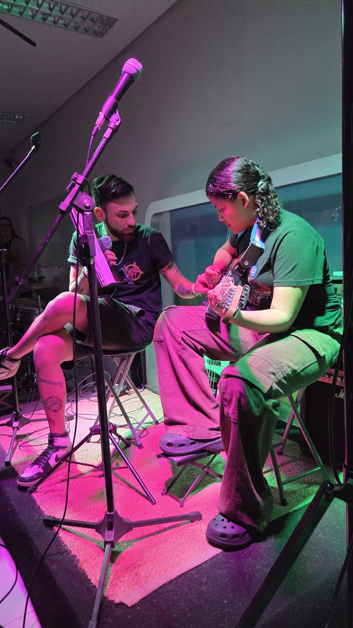 Dupla de alunos da Ampli ao violão e voz no Festival de Inverno